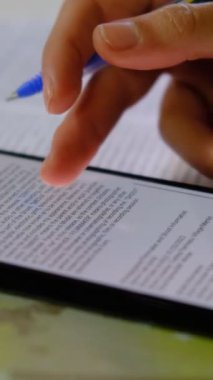 Ekrandaki çevrimiçi anlaşmayı okumak ve kabul etmek, dijital imzanızı atmak, telefondaki yazılı belgeyi incelemek, akıllı telefon üzerinde çalışmak