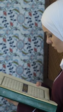 Rahman ve Rahim olan Allah 'ın adıyla Kur' an 'ın ayetleri okunarak mescid-i Haram' da okunan, namazı / duayı yerine getiren kız...