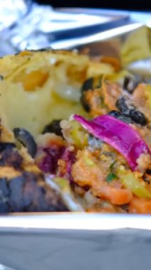 Geleneksel Türk mutfağı fırınlanmış patates resmi, tereyağı tuzu ve çeşitli soslar ekleyerek sokaklarda satılan aperatif bir yemek..