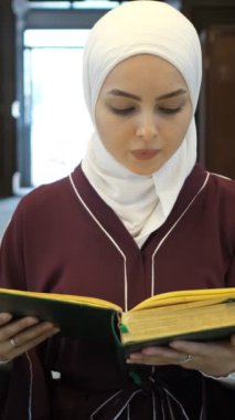 Müslüman Kadın El-Kuran okuyor, camide namaz kılıyor, tesettürlü kadının duası, Kuran 'dan dua eden Asyalı Müslüman.