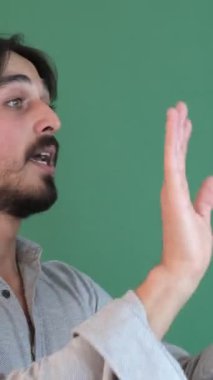 Yardıma ihtiyacın var mı? Ellerini ağzına koy ve bağır. Yeşil arka planın önünde yardım iste.