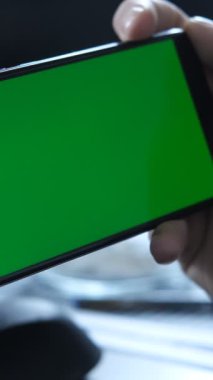 Ofiste çalışırken telefona ara vermek, dinlenmek için yeşil ekranda takılmak, ofis masasındaki telefon ekranından bir şeyler göstermek.