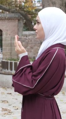Genç Kız Dua Avlusu, İslami ibadet ve turistik mekan, cami avlusunda ellerini kaldırarak dua eden Kafkas kızı görüntüsü.,