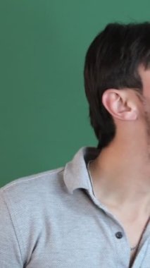 Adam yardım istiyor, ellerini ağzına koy ve bağır, kimse yeşil ekranın önündeki bağıran adamı duyamaz.