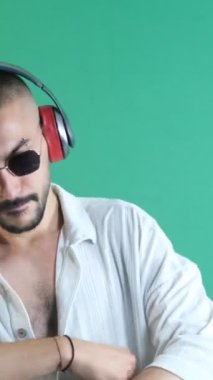 Erkeklerin çılgın hareketleri, gözlüklerle, duygularla ve yeşil ekranın önünde modelin yüz ifadeleriyle dans eden havalı adam.