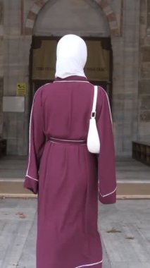 Hijabi Kız Camiye Gidiyor, Müslüman mekanı geziyor, tarihi İslami mimariler, ibadet için camiyi ziyaret ediyor