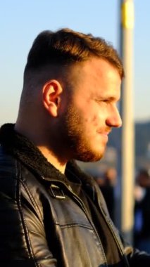 İstanbul Beşiktaş 'tan gelen kalabalığa telefonla köprü ve deniz manzarasını kaydeden genç adam