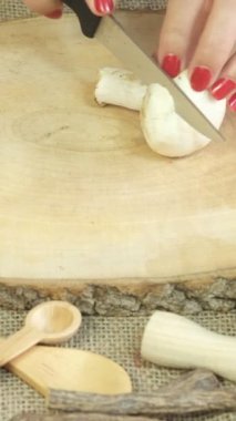 Kadınların ahşap kesim tahtasında sebze doğraması, doğal ürünlerle sebze yemeği hazırlama, ahşap sunum tabağında doğrama işlemi.