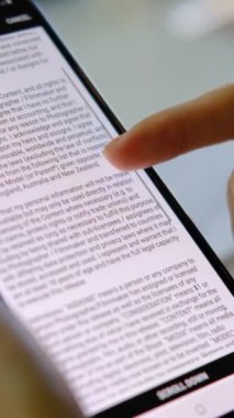 Ekrandaki çevrimiçi anlaşmayı okumak ve kabul etmek, dijital imzanızı atmak, telefondaki yazılı belgeyi incelemek, akıllı telefon üzerinde çalışmak