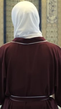 Müslüman Kadınlar Camii, Mescid-i Haram 'da namaz kılan Müslüman kızlar, camide peçeli bir Müslümanın duası.