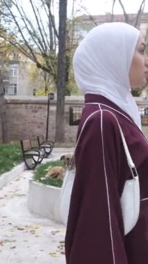İslam mimarisini ziyaret eden Müslüman kız tarihi cami avlusunu ziyaret ediyor, İslam 'ın kutsal mekanlarını ziyaret ediyor.