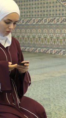 Müslüman Kadınlar Uygulama Kullanıyor, İslami içerikli online platform kullanan kız, Camide Kur 'an' ı okuyan Asyalı kız
