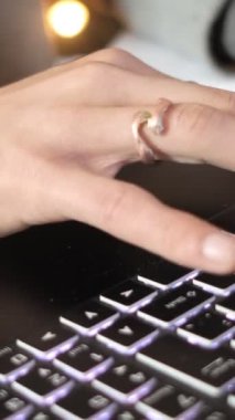 Kitaptaki notalara bakarak klavyede yazma görüntüsünü kavramsallaştır, notaları klavyeye yazarak bilgisayara transfer et.