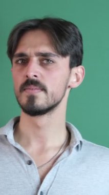 İşaret parmağı tehdidi, kızgın sakallı beyaz adam izole edilmiş yeşil arka planda parmağıyla uyarı işareti yapıyor.