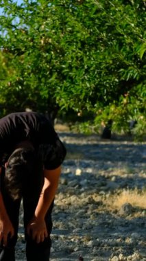 Allah 'ın adıyla bir meyve bahçesinde namaz kılan.