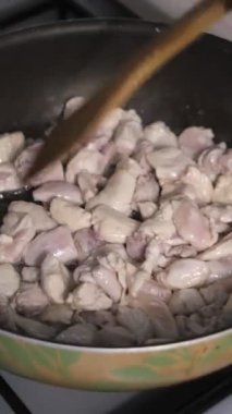 Mutfak ocağında tavuk pişirmek, akşam yemeğinde tavuk terbiye etmek, mutfak tüpünde ev yemeği yapmak.