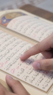 Rahman ve Rahim olan Allah 'ın adıyla Kur' an 'ın ayetlerine uyun. [2,155; 17,59; 53,26; 21,28]