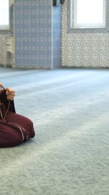 Kafkas Kız Kont Tespihi, parmakları olan boncukları sayıyor, İslami ibadeti yapıyor, dhikr okuyor, camideki tespihle dua ediyor.