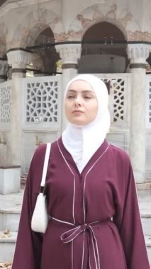 Turist Hijab Kız On Yard, ünlü sehpa camileri gezisi teması, avluda yürüyen Müslüman turist, kutsal İslami yer için Kafkas Müslüman turist gezisi 