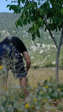 Çiftçi koleksiyonu damlatma boruları, bahçedeki sulama boruları, damlama sistemi, bahçede çalışan adam.