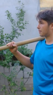 Tarla kazmak genç çiftçi, kazma ile iş yapmak, kürek aletleri kazmak, bahçede çiftçilik yapmak.