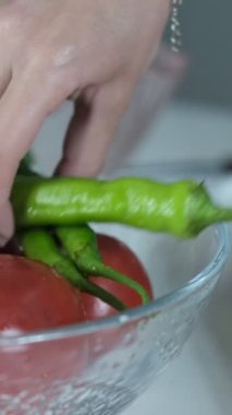 Cam kasede renkli sebzeler, yakın plan taze sebzeler, yemek pişirmek için kullanılan renkli sağlıklı sebzeler.