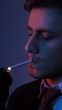 Depresyondaki iş adamının sigara içişi, endişeli yüz ifadesi ve sigara içişi, takım elbise giymiş adamın düşünceli jestleri.