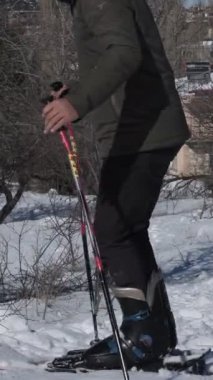Görüntü, sahadan kayan sporcunun kayak takımıyla başlangıç noktasına nasıl çıkacağını gösteriyor.