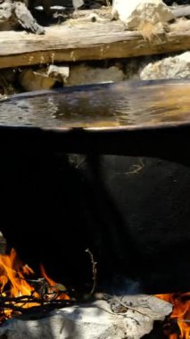 Geleneksel buğday pişirme, kazanda buğday haşlama, pirinç darbeleri, köy tarzı, doğal ürün hazırlığı.