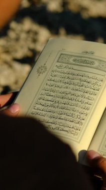 İnsan, Kuran 'ı ezbere okur gibi... Rahman ve Rahim ALLAH' ın adıyla...