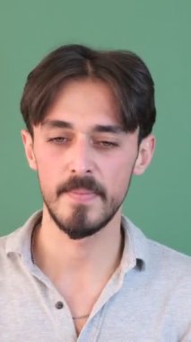 Rap jestleri yapan, elleriyle eğlenceli yeşil ekranlar yapan, havalı görünümlü beyaz adam izole edilmiş yeşil arka planda hip hop yapıyor, mutlu ifade ediyor.