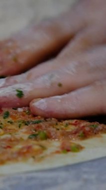 Lahmacun, erkek eli lahmacun hareketli kamera hazırlıyor, Türk usulü geleneksel et yemeği fırında yapılıyor.