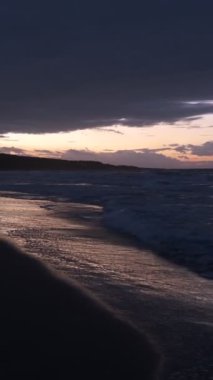 Gün batımındaki harika sahil manzarası, öğleden sonra ışıkları sahili süsleyen kıyı manzarası.