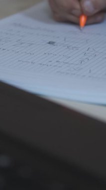 Erkek Ödevi, öğrencinin renkli kalemlerle notlar alması, yakın çekim çalışması, çalışma masası, sınavlara hazırlanması.