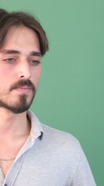 Duyduklarına çok üzülen ve pişman olan adam kroma anahtarıyla depresyona girdi, yüzünü elle kapatan adam kendini kötü hissediyor.