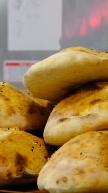 Taze pişmiş ekmek üst üste dizilmiş videolar
