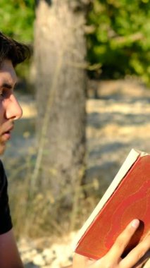 Müslüman kutsal kitap videoları, Kuran okumak, açık havada kitap okumak, doğa bahçesinde ibadet etmek.