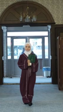 Mescid-i Haram 'da, tebessüm içinde, mutlu bir Asyalı kadın, güzel bir Müslüman kız, Kur' an 'ın ayetlerinde 