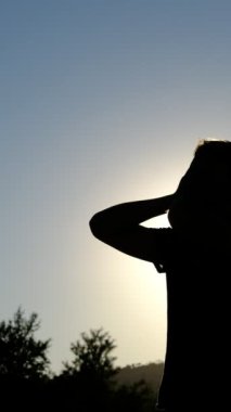 Siluet üzgün adam videoları, duygular ve ifadeler yansıması, hüzünlü genin silueti, mutsuzluk ifadeleri