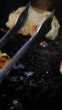 Hamburger, ızgara köfte ve kamera videoları, ızgarada et pişirme, yağlı atıştırmalıklar, sokak yemekleri.