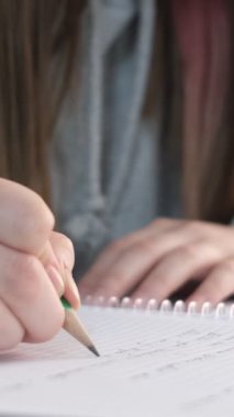 Not defterine renkli kalemlerle not almak, kalem ve fosforlu kalemle yazmak, renkli kalemlerle özetlemek