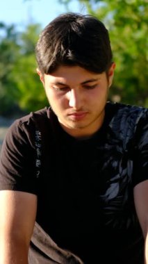 İnsanlar dışarıda ibadet eder, elma ağaçlarında salah yapar, çiftçiler doğaya tapar, ormanda dua ederler.