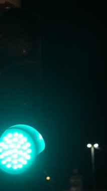 Gece yansıtıcılarla yanıp sönen trafik işaretleri, kırmızı yeşil ve sarı işaretler, trafik ışıkları trafik kontrolü sağlayan trafik ışıkları