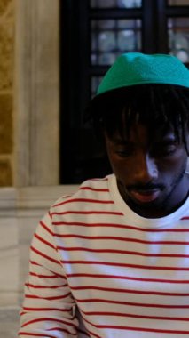 Mescid-i Haram 'da namaz kılmakta olan adam, (namaza kalktığında) başlarını sağa sola çevirip, namazı dosdoğru kılıyor.