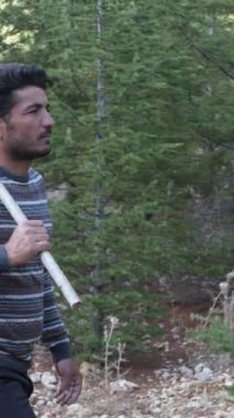 Omzunda balta taşıyan bir oduncu, ormanda baltası olan yakışıklı bir adam, baltalı bir oduncu.