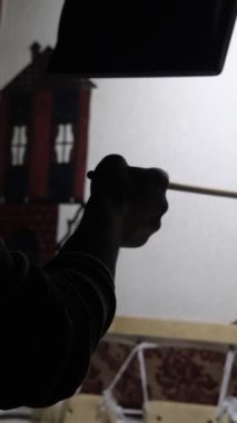 Kukla oyununun görüntüsü, Türk kültürünün geleneksel gölgelerine göstericilerin perspektifinden yansıyor.