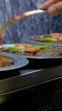 Türk Kebabı, Sos Eklemek Türk Kebabı İskender Yemeği, geleneksel bursa iskender ambalajı hazırlama, Türk sokak aroması