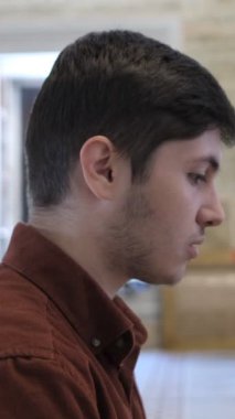 Müslümanlar camide namaz kılarken selam verirler, insanlar namazın sonunda selam verirler, İslam kurallarına göre ibadet ederler.