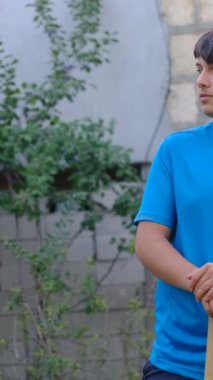 Genç çiftçi videolarını eşeleyen genç çiftçi, mavi gömlekli genç çalışanın mutluluğu için bir kazmayla onaylı tabela hazırlıyor.