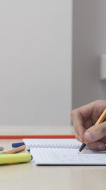 Öğrenci ev ödevi, sınıfta çalışmak, öğrenci masa ve sandalyede oturmak, kütüphanede zaman geçirmek, sınava hazırlanmak.